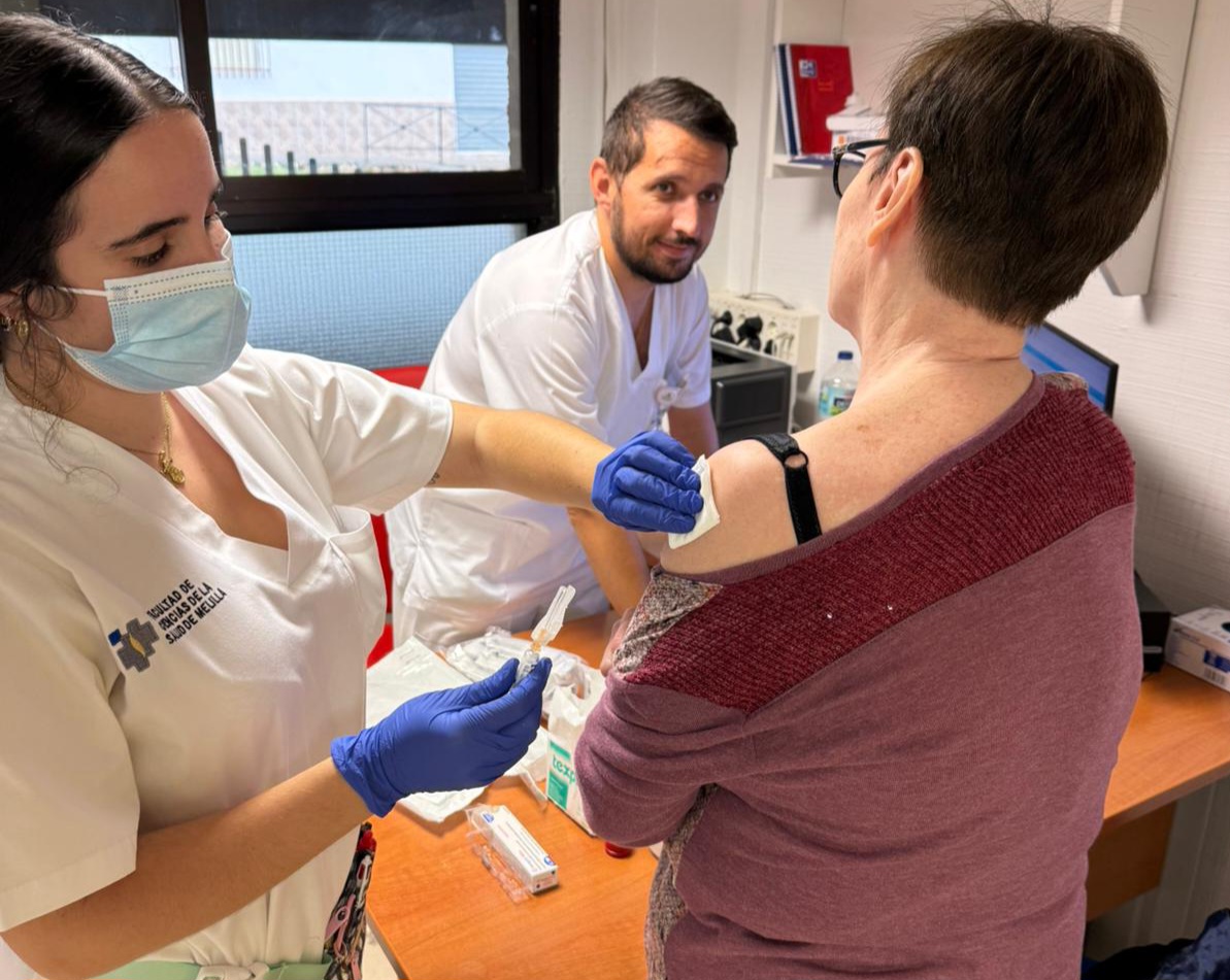 El Área Sanitaria Sur de Granada habilita tres puntos de vacunación sin cita en la vía pública para proteger a la población de la gripe y el covid